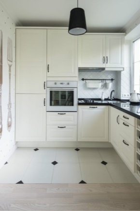  Área de cozinha layout de 9 quadrados. m com geladeira