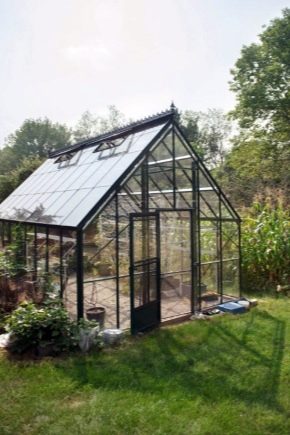  What do English-style greenhouses look like?