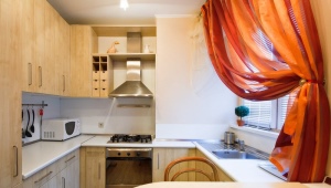  Design a small kitchen area of ​​4 square. m with fridge