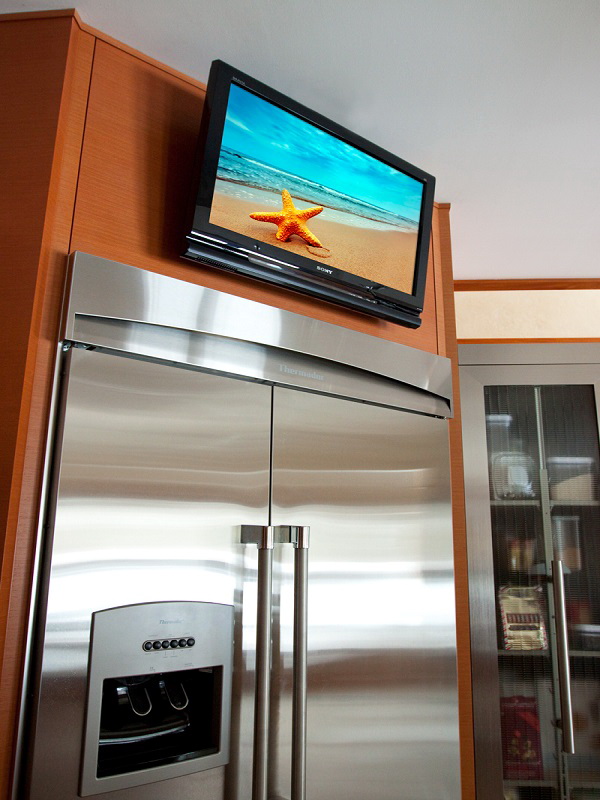 Sì, esistono frigoriferi con televisore incorporato