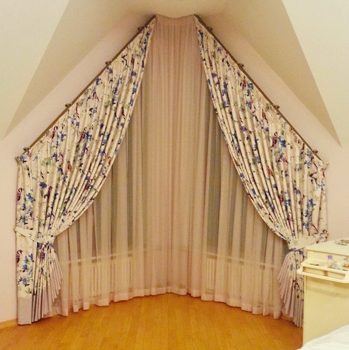 according to repayment worry 60 fotografii): perdele pentru sala de mansardă, produse pe fereastră cu o  înclinare, opțiuni pentru mansardă cu pereți oblici